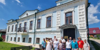 Пили чай по-купечески, разгадывали тайны живописи и сделали брошь – в Музее русского и современного искусства в Крапивне отметили летний праздник - Тульское музейное объединение