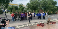 В эти минуты на Аллее Героев в Элисте проходит траурный митинг, посвящённый памяти Героя России, заместителя командира батальона, старшего лейтенанта Нарана Очир-Горяева. - ГТРК