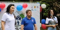 «Единая Россия» собрала более пяти тысяч предложений в народную программу во время праздников двора - Город Луганск