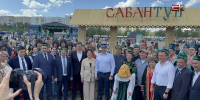 Иртышский Сабантуй отмечают на Центральной площади Сургута. ФОТО - СургутИнформТВ