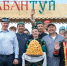 Губернатора ХМАО угощают чак-чаком на Международном Иртышском Сабантуе в Сургуте - РИЦ Югра