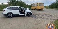 В Красногвардейском округе легковушка врезалась в школьный автобус - ИА Победа 26