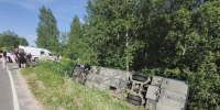 12 человек пострадали при опрокидывании экскурсионного автобуса в Ярославской области - M24.Ru