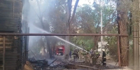 В Астрахани ликвидируют крупный пожар в нежилом доме - Астрахань 24