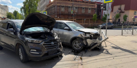 В Сыктывкаре водитель SsangYong врезался в Hyundai и протаранил перильные ограждения - ИА Комиинформ