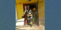 Пожарные вывели из дома в Бокситогорске женщину в желтом пакете – видео - 47 новостей