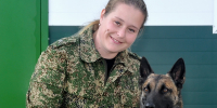 Камчатский кинолог Наталья Болдина и овчарка Рысь — лучшие в поиске денег. Фото: Сахалинская таможня по Камчатскому краю . Фотография 1 - ИА Камчатка
