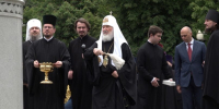 Перед Кафедральным Собором Патриарх Кирилл освятил памятник, установленный святому князю Владимиру - Калининградская ГТРК