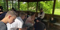 8 июня специалисты Центра занятости населения города Верхний Уфалей приехали в муниципальный центр детского отдыха «Аракуль». Они провели для подростков профориентационное занятие «Россия — мои горизонты»., Изображение. - Управление по труду и занятости населения
