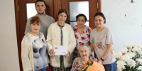 94 года мудрости и стойкости: Ганна Александровна Кузнецова принимает поздравления. - Сыктывдинский район