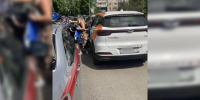 В Петербурге росгвардейцы поймали женщину, которая на каршеринге сбила велосипедиста и пыталась уехать - Петербургский дневник
