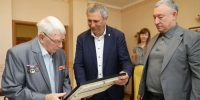 Иван Носков поздравил со 100-летием самарского ветерана Николая Фоменко - Самарская Газета