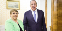 Лавров перед переговорами с Бачелет пошутил о принесенном буклете на русском языке - M24.Ru