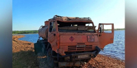 Бензовоз, который находился в воде почти полгода, подняли из реки Мезени - ГТРК Поморье