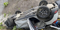 Появились фото аварии с перевернувшимся автомобилем в Курильском районе - News.Astv.Ru