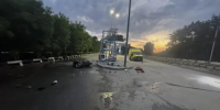 В Новосибирске мотоциклист скончался после столкновения с лестницей рядом с АЗС - Precedent.TV