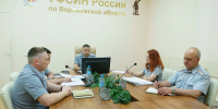 В УФСИН России по Воронежской области завершились двухдневные учебно-методические сборы, направленные на повышение квалификации сотрудников тыловых и энергетических служб. Мероприятие прошло под председательством заместителя начальника УФСИН России по Воронежской области Дмитрия Приколотина. Первый день занятий проводился в режиме видео-конференц-связи. Участники сборов изучили особенности организации продовольственного обеспечения сотрудников УИС, планирование закупок вещевого имущества, рассмотрели организацию питания осужденных в учреждениях, требования к организации банно-прачечного обслуживания и оборудования общежитий мебелью и другие вопросы, касающиеся тылового обеспечения. Второй день сборов был посвящен практическим занятиям на базе исправительной колонии № 8. Сотрудники ознакомились с порядком эксплуатации полевых технических средств для приготовления пищи, приемки товаров и продукции от поставщиков, организацией подготовки и проведения заготовительной компании картофеля и овощей, особенностями хранения и выдачи форменного обмундирования сотрудникам, оборудованием столовых, а также изучили перечень необходимой документации. В ходе практических занятий детально были рассмотрены вопросы функционирования объектов транспортной инфраструктуры учреждений. Энергетики продемонстрировали порядок эксплуатации резервных источников электроснабжения. В завершение учебно-методических сборов были подведены итоги, сотрудники успешно сдали зачеты, подтвердив свои профессиональные знания и навыки. - УФСИН