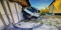 В Якутске водитель "Toyota Granvia" не справился с управлением и протаранил забор и фасад частного дома - ИА SakhaTime