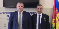 Фёдор Дерека вручил государственную награду инженеру-механику ЗАО КСП «Хуторок» Сурену Арутюнову - Министерство сельского хозяйства