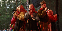На фото на сцене поют артисты фольклорного ансамбля в русских народных костюмах, Изображение. - Правительство Челябинской области