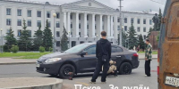 В Пскове на площади Ленина водитель «Рено» «подпрыгнула» на островке безопасности - Pln-Pskov.Ru