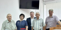 В знак признательности и уважения: В Сафоновском районном суде ветеранам судебной системы вручили юбилейное издание посвященное 25 летию мировой юстиции - Районный суд