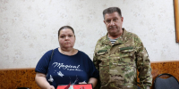В Стародубе вдове бойца СВО вручили орден Мужества - БрянскToday.Ru