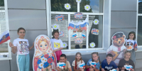 9 июня — ребята лагеря «Улыбка» Займищенской СОШ в преддверии празднования Дня России приняли участие во Всероссийской акции «Окна России‑2026».. - Администрация г. Клинцы