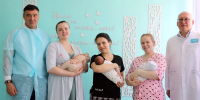 Мэр Иркутска поздравил родивших в День города мам: малыши получили памятные подарки - ИА ИркСиб