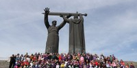 С 30 мая по 1 июня в детском оздоровительно-образовательном центре «Горное ущелье» прошёл региональный слёт сообщества семей «Родные-Любимые» Движения Первых Челябинской области «В кругу семьи». Участниками масштабного семейного события стали 150 человек из 32 муниципальных образований региона, среди которых Агаповский, Аргаяшский, Брединский, Варненский, Пластовский, Саткинский муниципальные округа, Снежинский, Челябинский, Трёхгорный городские округа и другие. - Пластовский район
