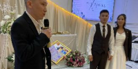 В Кызыле молодожены за проведение торжества без алкоголя получили от мэрии Кызыла сертификат на 100 тысяч рублей - Администрация г. Кызыл