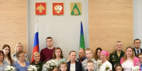 Вечная память героям.. В администрации района семьям погибших защитников Отечества передали государственные награды. - Усть-Куломский район