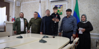 Семье погибшего участника СВО из Хасавюрта Раджаба Джамалдинова передали орден Мужества - Администрация МО г. Хасавюрт