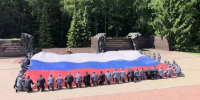 День России 2026: брянские росгвардейцы развернули 12-метровый триколор - БрянскToday.Ru