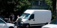 Фото к материалу: В Ростове на Содружества дорожный знак пробил насквозь стекло фургона - DonDay.Ru