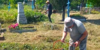 Сотрудники МБУ «ККБУ» произвели покос травы на старом кладбище в Ейске - Администрация Ейского района