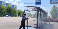 МКУ «Дорожное городское хозяйство» продолжает очистку остановочных павильонов  . - Городской округ Иваново