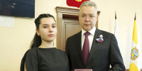ГУБЕРНАТОР ВЛАДИМИРОВ ВРУЧИЛ НАГРАДУ СЕМЬЕ ГЕРОЯ СВО - Губернатор