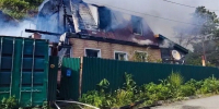 Полыхали оба этажа и крыша: в Холмске потушили пожар в жилом доме - News.Astv.Ru