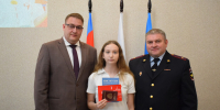 В преддверии Дня России в Индустриальном районе торжественно вручили паспорта юным гражданам - Администрация г. Барнаул