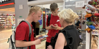 Волонтеры помогают жителям Ленинского района принять участие в голосовании по выбору дизайн-проектов благоустройства общественных территорий - Администрация г. Барнаул