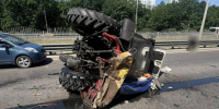 Момент аварии с перевернувшимся на легковушки трактором в Воронеже попал на видео - РИА Воронеж