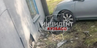 В Новокузнецке подростки врезались на машине в жилой дом - ГТРК Кузбасс