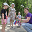 Курянам в парке имени Рокоссовского раздают ленточки в цветах российского флага - Городские Известия
