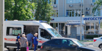 Обвиняемого в 35 эпизодах мошенничества белгородского установщика дверей увезли из суда на скорой - Fonar.Tv