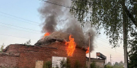 Ветхая постройка загорелась в переулке Крупской. - Выкса.РФ
