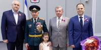 Крымчанам вручили награды в преддверии Дня России - Вести Крым