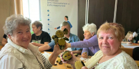 НА БАЗЕ ЦЕНТРА СОЦИАЛЬНОГО ОБСЛУЖИВАНИЯ №6 Г. ЩУЧЬЕ НАЧАЛА РАБОТУ МАСТЕРСКАЯ ПО ПОШИВУ СУВЕНИРОВ ДЛЯ БОЙЦОВ СПЕЦИАЛЬНОЙ ВОЕННОЙ ОПЕРАЦИИ. - Департамент социальной политики
