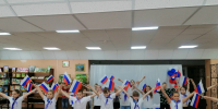 дети машут флажками - ЦГБ г. Мичуринска