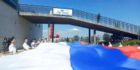 Судебные приставы развернули 35-метровый триколор в преддверии Дня России - УФССП